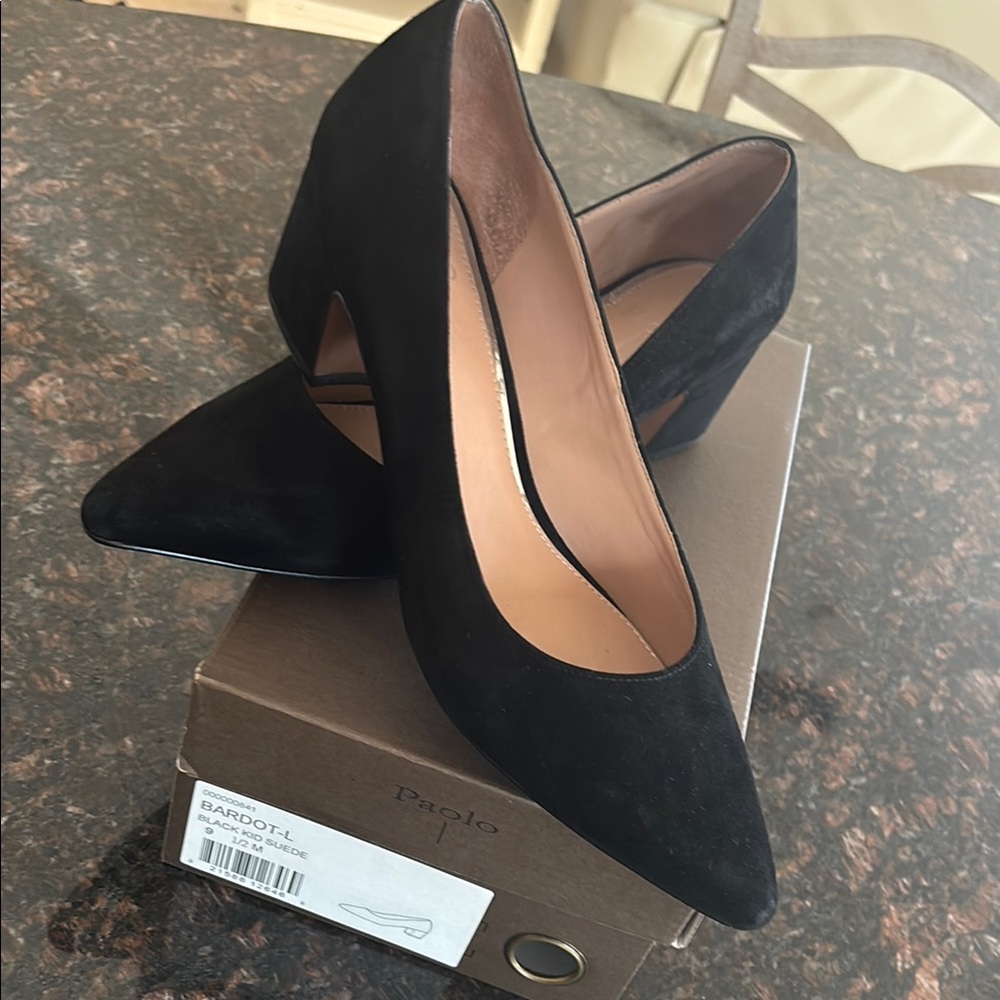 Sophisticated Black Suede Heels with Pointed Toe